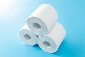 青背景にトイレットペーパー