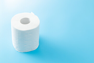 青背景にトイレットペーパー