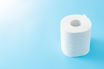 青背景にトイレットペーパー