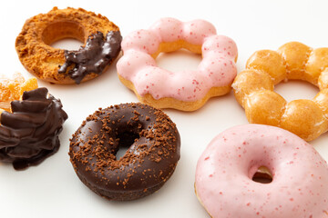 白背景のドーナツ