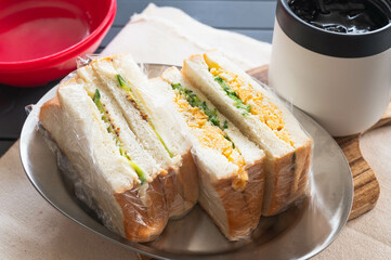 冷凍サンドイッチのランチ