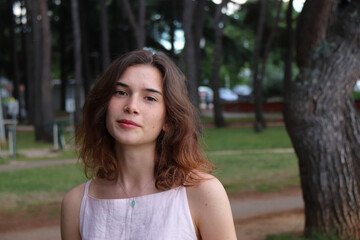 GIOVANE RAGAZZA IN POSA AL MARE