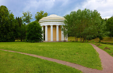 Obraz premium Beautiful park next to royal palace of the Russian Emperor Paul 1 and his family. Summer view of architecture of the Imperial residence and scenic landscape in Pavlovsk near St. Petersburg, Russia.