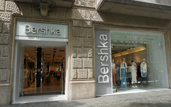 Bershka Images – Browse 297 Stock Photos, Vectors, and Video | Adobe Stock