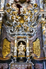 Altar y transparente de la Catedral de Toledo, España