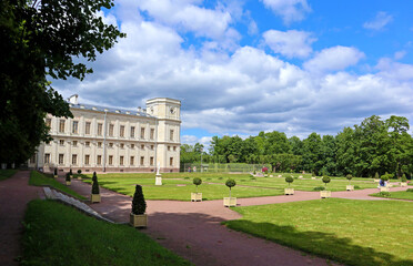 Obraz premium Beautiful park next to royal palace of the Russian Emperor Paul 1 in Gatchina near St. Petersburg, Russia. Summer view of imperial residence architecture and scenic landscape in Leningrad region.
