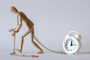 deadlinThe wooden man is dragging his time on a chain