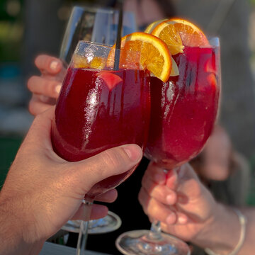 sangr&iacute;a copas rojo c&oacute;ctel tinto de verano M&aacute;laga Andaluc&iacute;a Espa&ntilde;a Color Verano Travel Vacaciones Agencia de viajes Vuelos Aeropuerto maletas viajar Verano Sol Postales Cultura Spain Playa Mar Azul 
