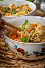 Fried noodles with chicken and vegetables.