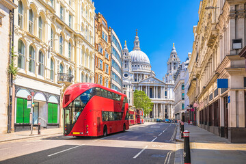 Fototapeta na wymiar Saint Paul's Cathedral in London street view