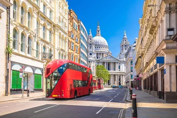 Papier Peint photo Bus rouge de Londres Saint Paul's Cathedral in London street view