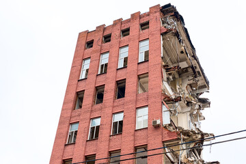 dismantling of an old industrial building for the construction