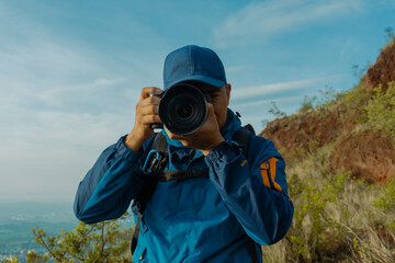Fototapeta premium Hiker Traveler's Professional Camera Unveils Mountain Splendor