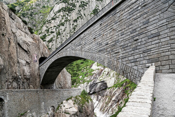 Elegante Teufelsbrücke in der Schöllenenschlucht am Gotthardpass, Schweiz