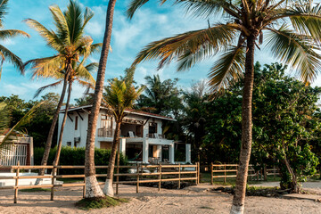 Casa Blanca en la playa con palmeras