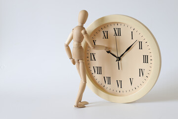The wooden man turns the clock back