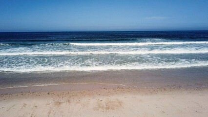 Fototapeta na wymiar Ocean waves crashing on beach