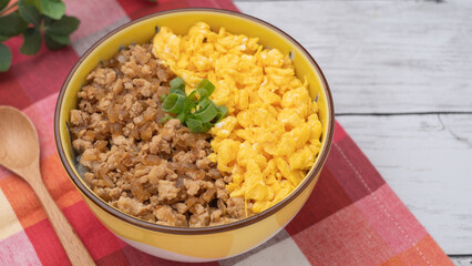 和食の二色丼　イメージ｜鶏そぼろ・炒り卵の丼ぶり