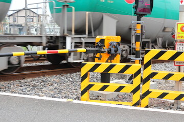 遮断機の降りた踏切に電車