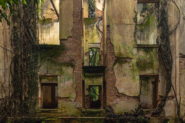 Ruínas de um antigo hotel em meio à floresta, na cidade de Araxa, Estado de Minas Gerais, Brasil