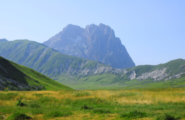 grande montagna durante l'estate torrida