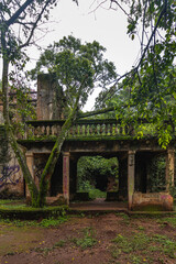 Ruínas de um antigo hotel em meio à floresta, na cidade de Araxa, Estado de Minas Gerais, Brasil