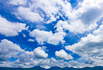 初夏の高原の青空と白い雲_002