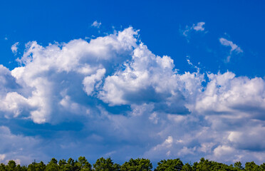 初夏の高原の青空と白い雲_003