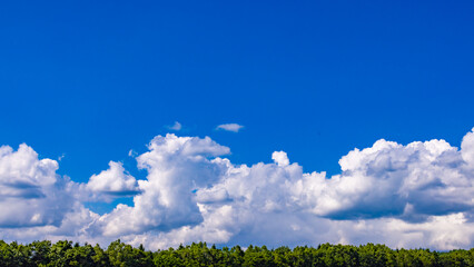 初夏の高原の青空と白い雲_005
