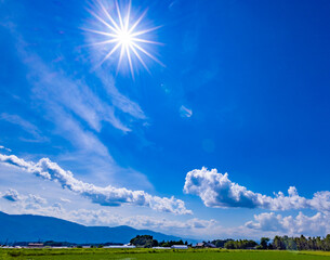 初夏の高原の青空と白い雲_006