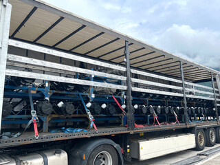 Cargo transportation of driving driven axles in a semi-trailer truck