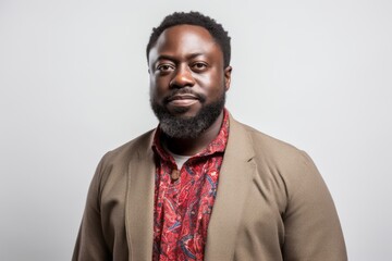Obraz premium Portrait of a handsome african american man looking at camera.