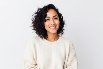 Obraz premium Portrait of smiling young woman in sweater looking at camera over white background