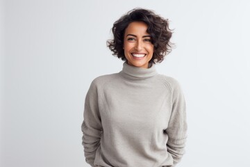 Obraz premium Portrait of a smiling young woman looking at camera isolated on a white background