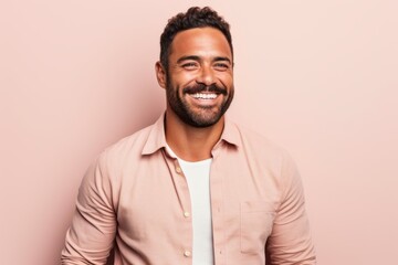 Obraz premium Portrait of a smiling african american man on a pink background