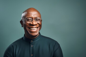 Obraz premium Cheerful african american man in eyeglasses smiling at camera