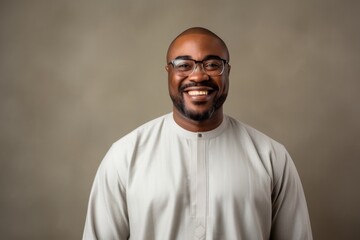 Obraz premium Portrait of a happy Muslim man wearing glasses and a white shirt