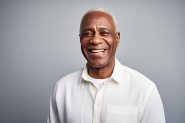 Obraz premium Portrait of a happy senior african american man smiling at the camera