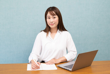 パソコン操作をする女性正面