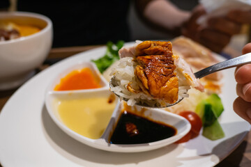 シンガポール料理のカオマンガイのクローズアップ。蒸したチキンをソースに付けて食べる料理。