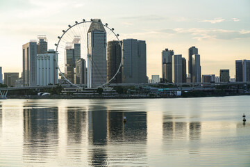 Singapore Flyer, a large observation wheel that sits among the skyscrapers It is another attraction that is suitable for admiring the spectacular views of Singapore.