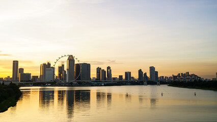 Singapore Flyer, a large observation wheel that sits among the skyscrapers It is another attraction that is suitable for admiring the spectacular views of Singapore.