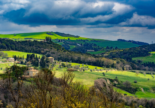 Die sch&ouml;ne Italienische Stadt Voltera in der Toskana mit Weitblick in die Natur