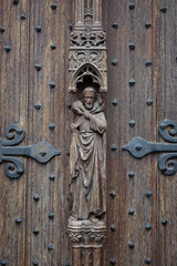 Geschnitzte Figur an einer Tür aus dem Mittelalter