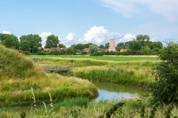 Dorf in Holland mit Kanal und viel Natur