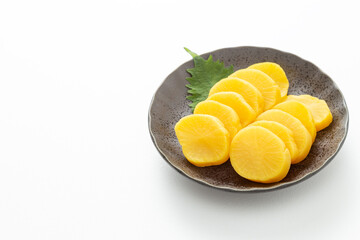 白背景のたくあん。
大根の漬物