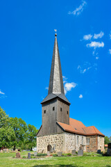 Fototapeta na wymiar Die ältesten Teile der denkmalgeschützten Dorfkirche Karwe stammen aus dem frühen 14. Jahrhundert