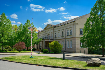 Spätklassizistische Fassade des denkmalgeschützten Gutshaus im Dorfzentrum von Gnewikow (Straßenfront)