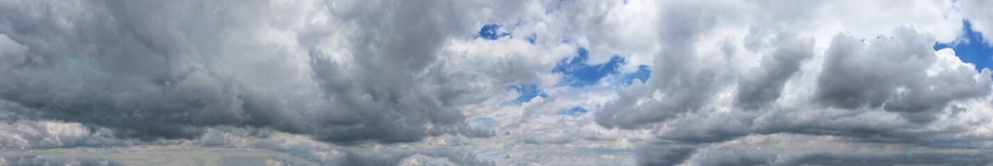 Obraz premium Overcast clouds created a dramatic backdrop, adding a layer of mystique and intrigue to the scenery, Panoramic view.