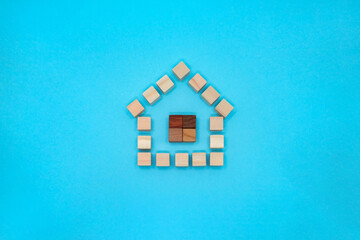 青い背景のカラフルな窓付きの家マークの小さいお店のシンボル